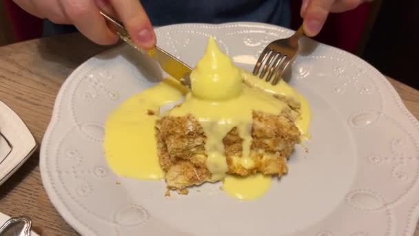 Торт Тарілці Ресторані Чоловік Вирізає Його Ножем Виделкою — стокове відео
