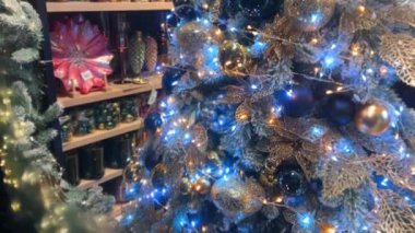 Mağaza vitrininde Noel süslemeleri.