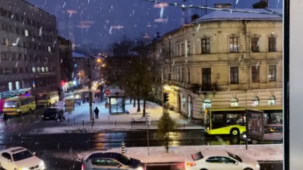 Şehir Caddelerinde Trafik Hareketi Kışın Çekim — Stok video