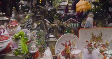 Mağaza vitrininde Noel süslemeleri.