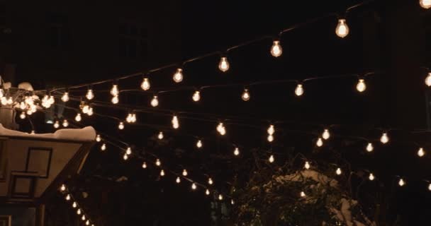 冬の夜の街でガーランドランプ — ストック動画