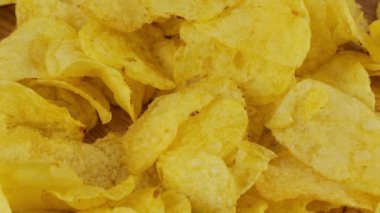 Patates cipsi ahşap bir tahtanın üzerinde dönüyor..