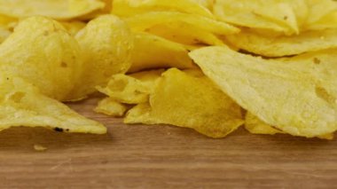 Patates cipsi ahşap bir tahtanın üzerinde dönüyor..
