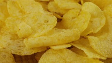 Patates cipsi ahşap bir tahtanın üzerinde dönüyor..