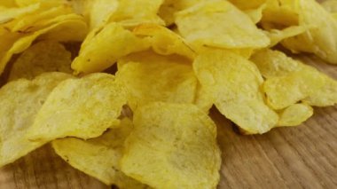 Patates cipsi ahşap bir tahtanın üzerinde dönüyor..