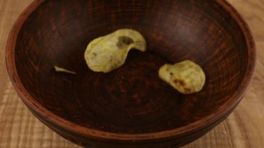 Patates cipsi seramik kaseye düşüyor. Yavaş çekim.