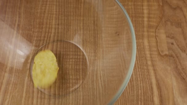 马铃薯片掉进玻璃碗里了 慢动作 — 图库视频影像