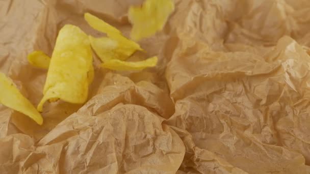 Aardappelchips Vallen Culinair Perkament Langzame Beweging — Stockvideo