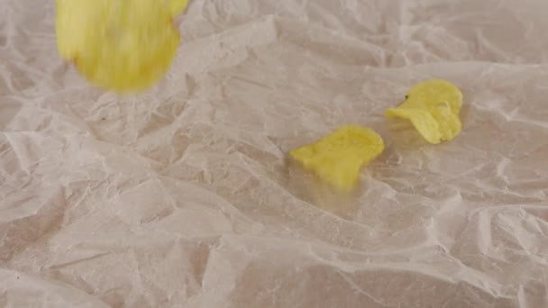 Картофельные Чипсы Падают Кулинарный Пергамент Медленное Движение — стоковое видео