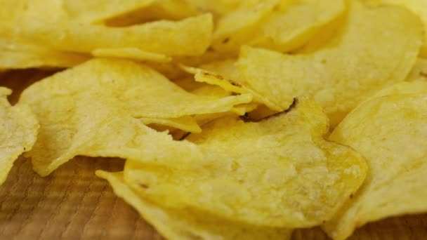 Patatas Fritas Girando Cerca Tablero Madera — Vídeos de Stock