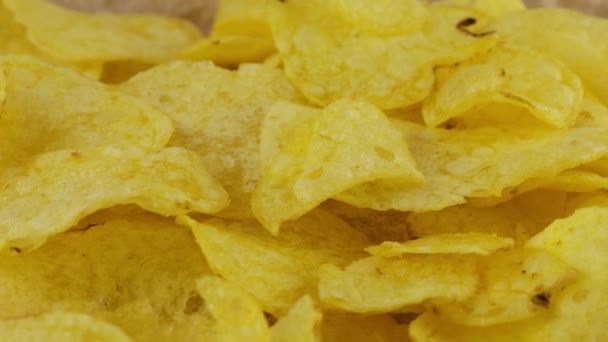 Batatas Fritas Girando Perto Pergaminho Culinário — Vídeo de Stock