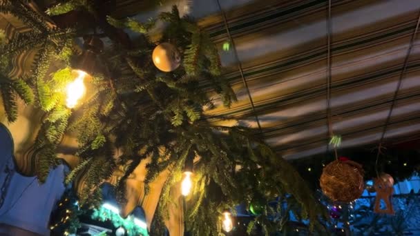 云杉树枝上的花灯 圣诞装饰 餐厅外面的内部 — 图库视频影像
