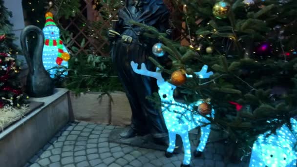 스프루스 가지에 갈랜드 크리스마스 레스토랑의 인테리어 — 비디오