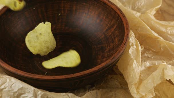 Batatas Fritas Caindo Tigela Cerâmica Pergaminho Culinário Fundo Movimento Lento — Vídeo de Stock
