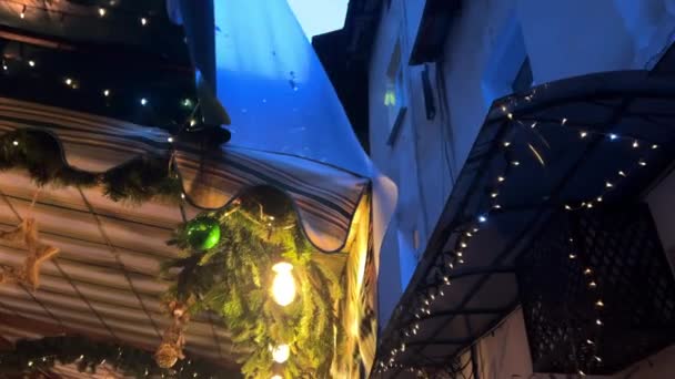 Λάμπες Γιρλάντας Κλαδιά Ερυθρελάτης Χριστουγεννιάτικη Διακόσμηση Εξωτερικό Εσωτερικό Του Εστιατορίου — Αρχείο Βίντεο