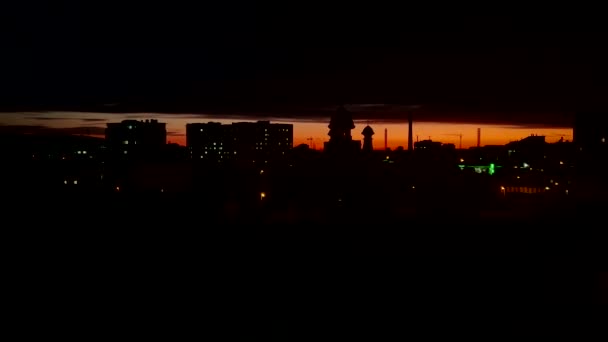 Gece Şehrinin Binaları Günbatımının Bulutların Arka Planına Karşı — Stok video