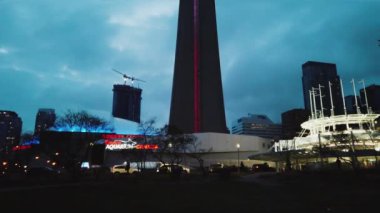 TORONTO, Kanada - 13 ARALIK 2023: CN Kulesi ve Rogers Merkezi.