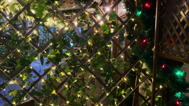Lămpi Ghirlande Ramuri Molid Decorațiuni Crăciun Interiorul Exterior Restaurantului — Videoclip de stoc