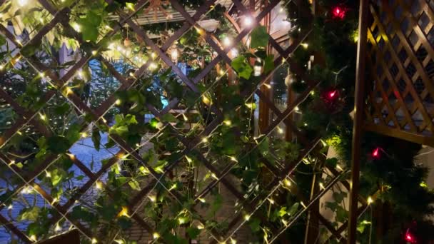 Lampy Girlandowe Gałęziach Świerku Świąteczne Dekoracje Zewnętrzne Wnętrze Restauracji — Wideo stockowe