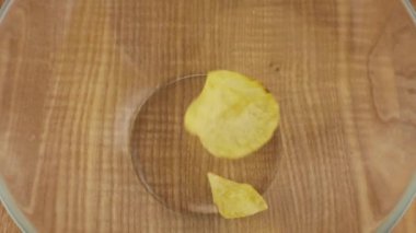 Patates cipsi cam kaseye düşüyor. Yavaş çekim.