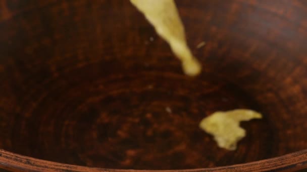 Картофельные Чипсы Падают Керамическую Миску Медленное Движение — стоковое видео