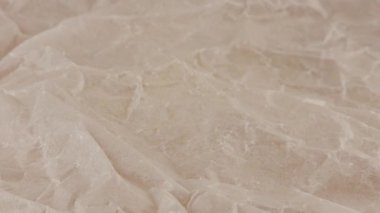 Mutfak parşömeninin üzerine patates cipsi düştü. Yavaş çekim.