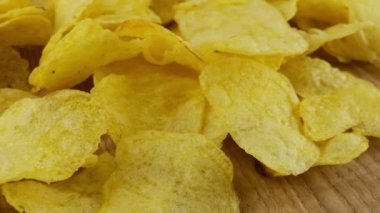 Patates cipsi ahşap bir tahtanın üzerinde dönüyor..