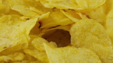 Patates cipsi, mutfak parşömeninin üzerinde dönüyor..