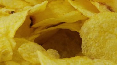 Patates cipsi, mutfak parşömeninin üzerinde dönüyor..