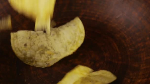 Aardappelchips Vallen Een Keramische Kom Langzame Beweging — Stockvideo