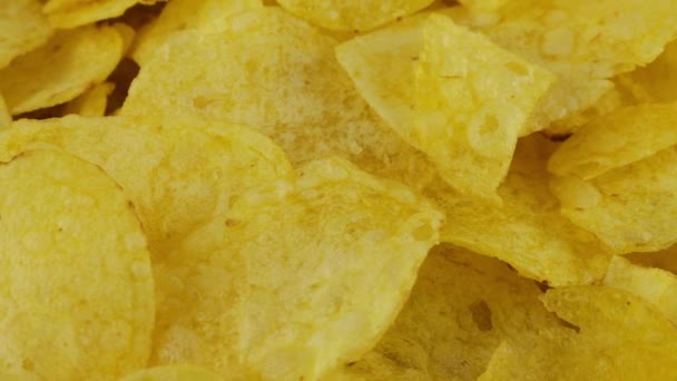 Картофельные Чипсы Вращаются Вблизи — стоковое видео