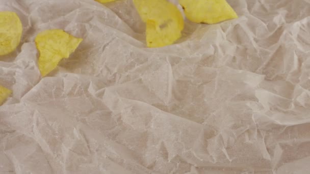 Patatas Fritas Cayendo Pergamino Culinario Movimiento Lento — Vídeos de Stock