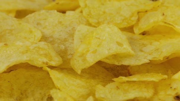Aardappel Chips Draaien Close Culinair Perkament — Stockvideo