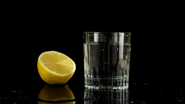 Шматочок Лимона Падає Склянку Води Повільний Рух — стокове відео
