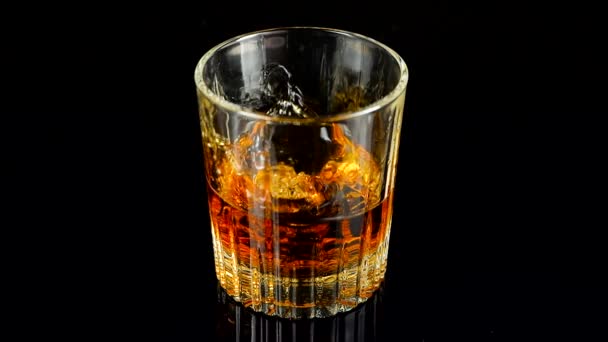 Jégkockák Beleesnek Egy Pohár Whiskybe Lassú Mozgás — Stock videók