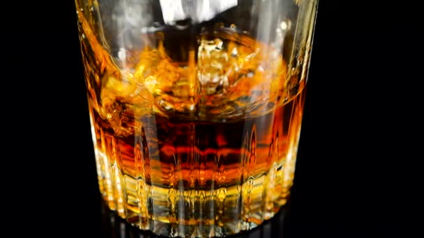Eiswürfel Die Ein Glas Whiskey Fallen Zeitlupe — Stockvideo
