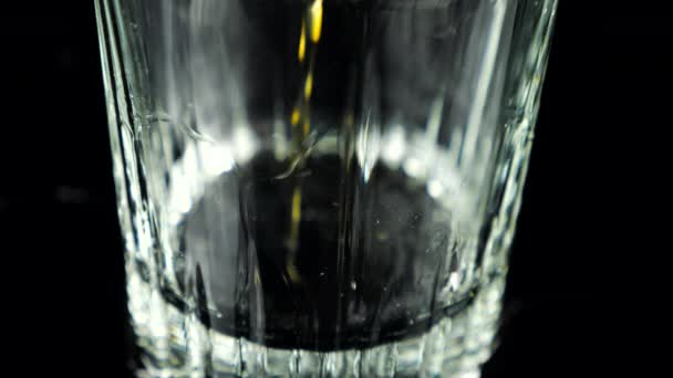 Whisky Wordt Een Glas Gegoten Langzame Beweging — Stockvideo