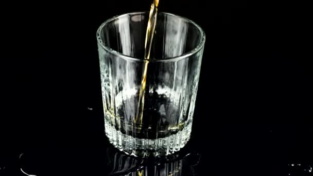 Whiskyt Pohárba Öntik Lassú Mozgás — Stock videók