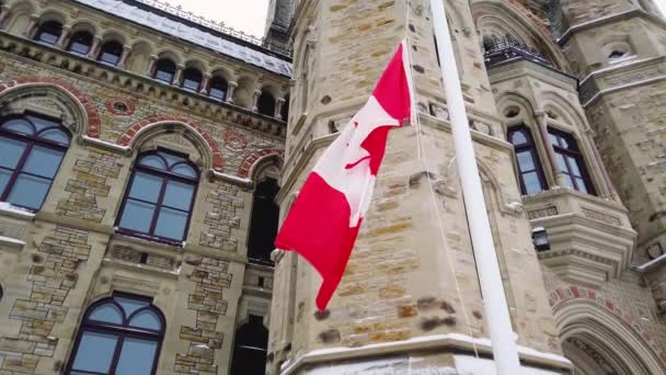 Bandeira Nacional Canadá Voa Contra Fundo Edifício East Block Dos — Vídeo de Stock