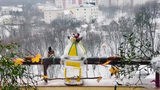 Woodpecker Eats Piece Bacon Salo Backdrop Winter Landscape — Stock Video