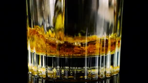 Whisky Est Versé Dans Verre Mouvement Lent — Video