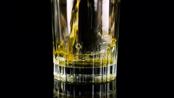 Whisky Vierte Vaso Movimiento Lento — Vídeos de Stock