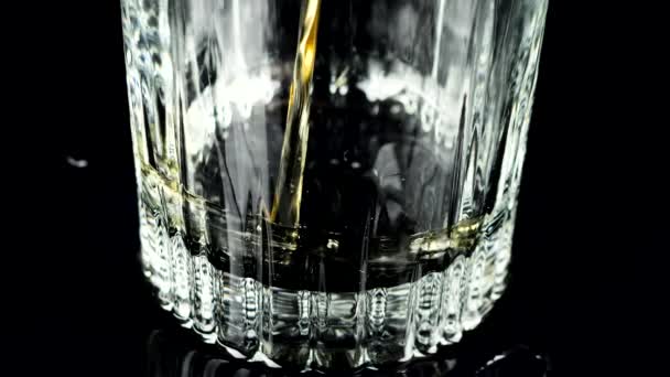 Whisky Wordt Een Glas Gegoten Langzame Beweging — Stockvideo
