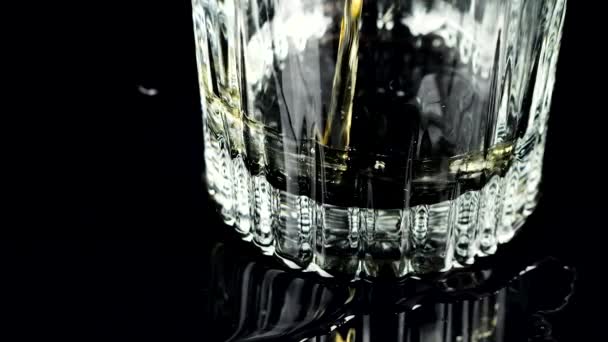 Whisky Hälls Ett Glas Långsamma Rörelser — Stockvideo