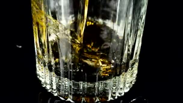 Whisky Est Versé Dans Verre Mouvement Lent — Video
