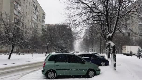 Autos Auf Der Straße Der Stadt Während Eines Schneesturms — Stockvideo