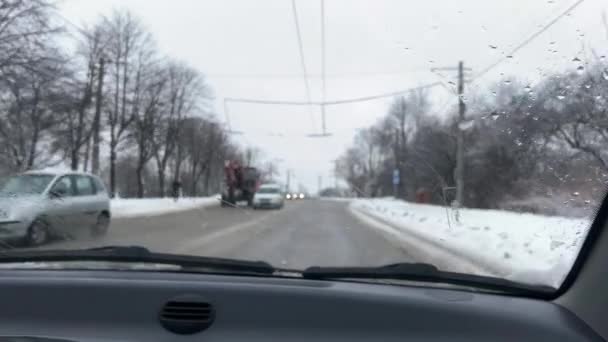Sněhová Bouře Silnici Městě Natáčení Auta Přes Přední Sklo — Stock video