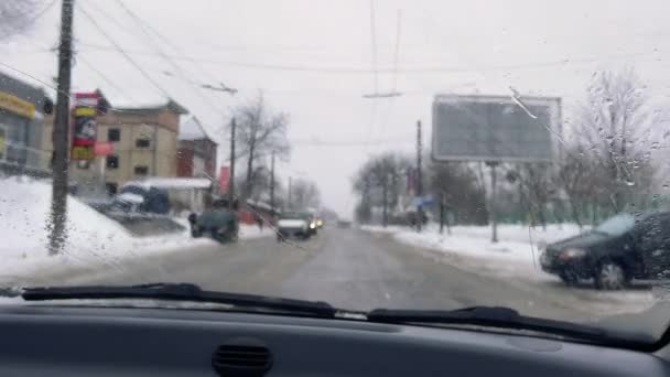 Şehirdeki Yolda Kar Fırtınası Arabanın Camından Film Çekmek — Stok video
