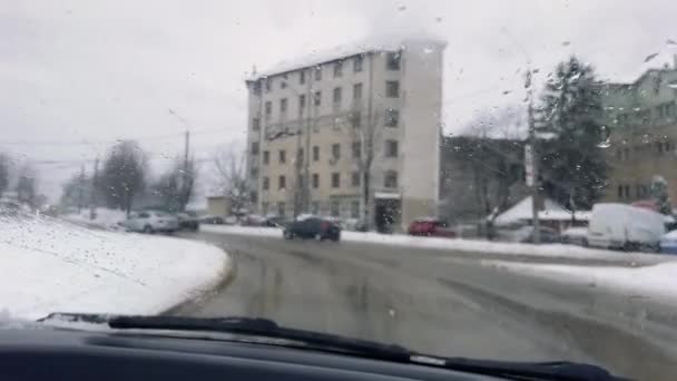 Снігова Буря Дорозі Місто Зйомки Автомобіля Через Лобове Скло — стокове відео