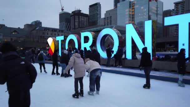 Toronto Kanada Január 2024 Emberek Korcsolyáznak Ingyenes Jégpályán Nathan Phillips — Stock videók
